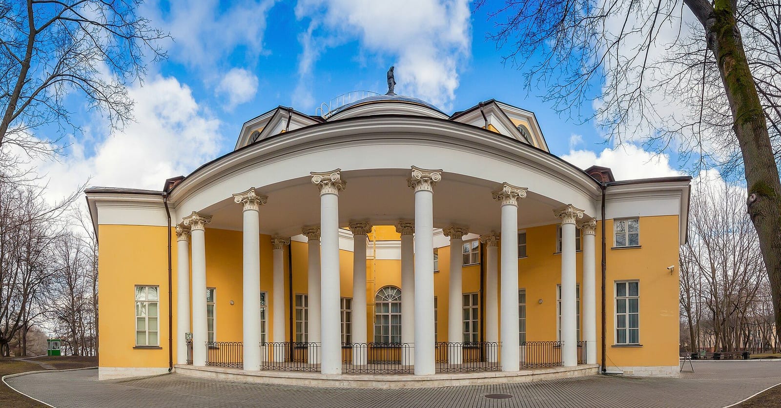 Дворец Николая Дурасова в Люблино после реставрации: купол, круговая колоннада и статуя на бельведере. март 2014