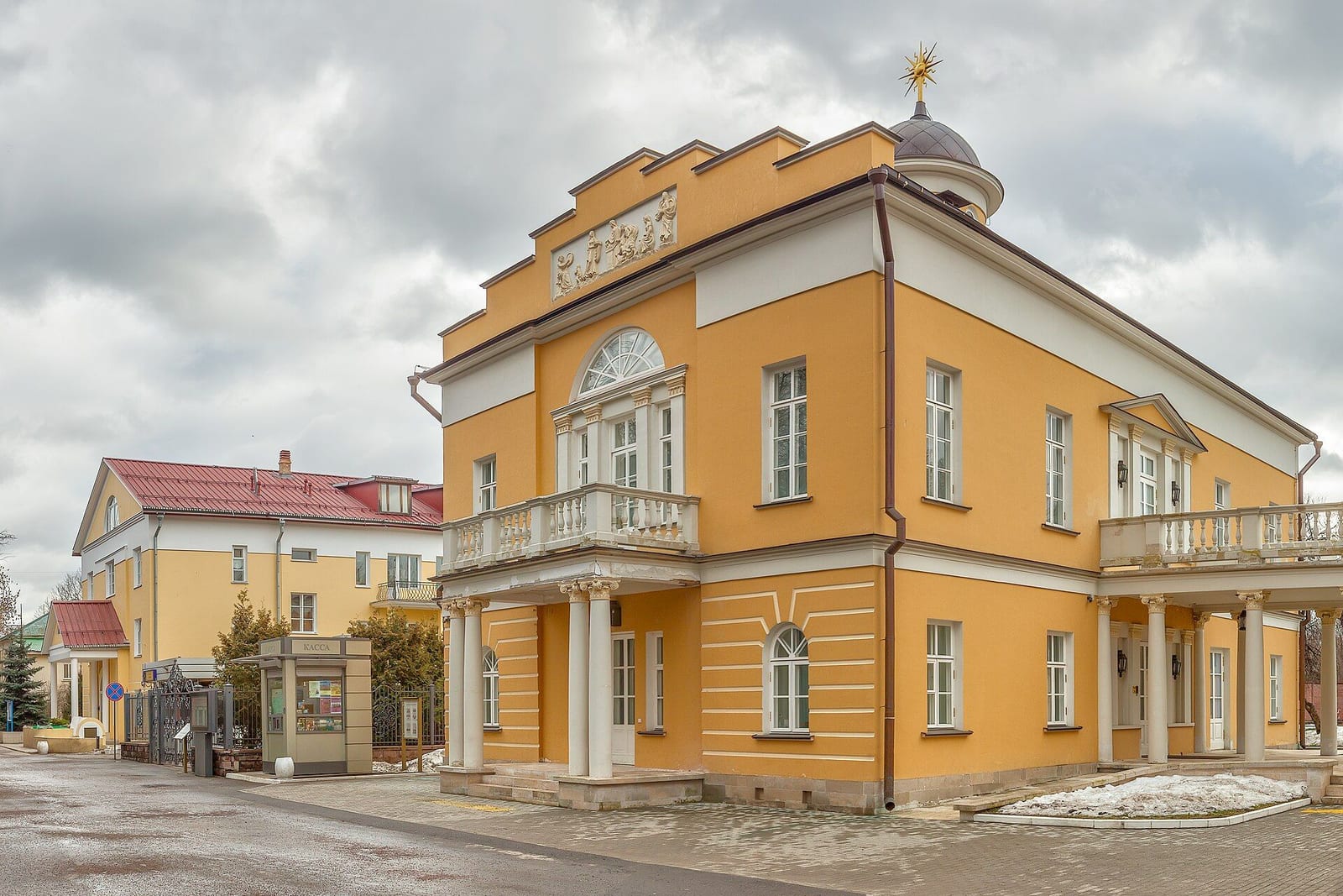 Здание театральной школы крепостного театра Дурасова на Летней улице, 2. Памятник федерального значения в составе ансамбля усадьбы. февраль 2014