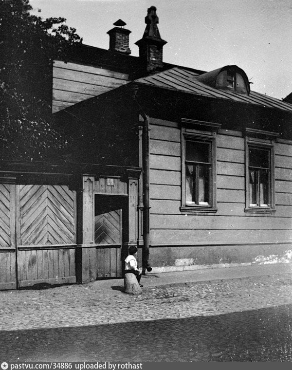Один из двух деревянных особнячков в том же владении. Семья скульптора Домогацкого снимала его с 1910 по 1913 год. 1912–1913