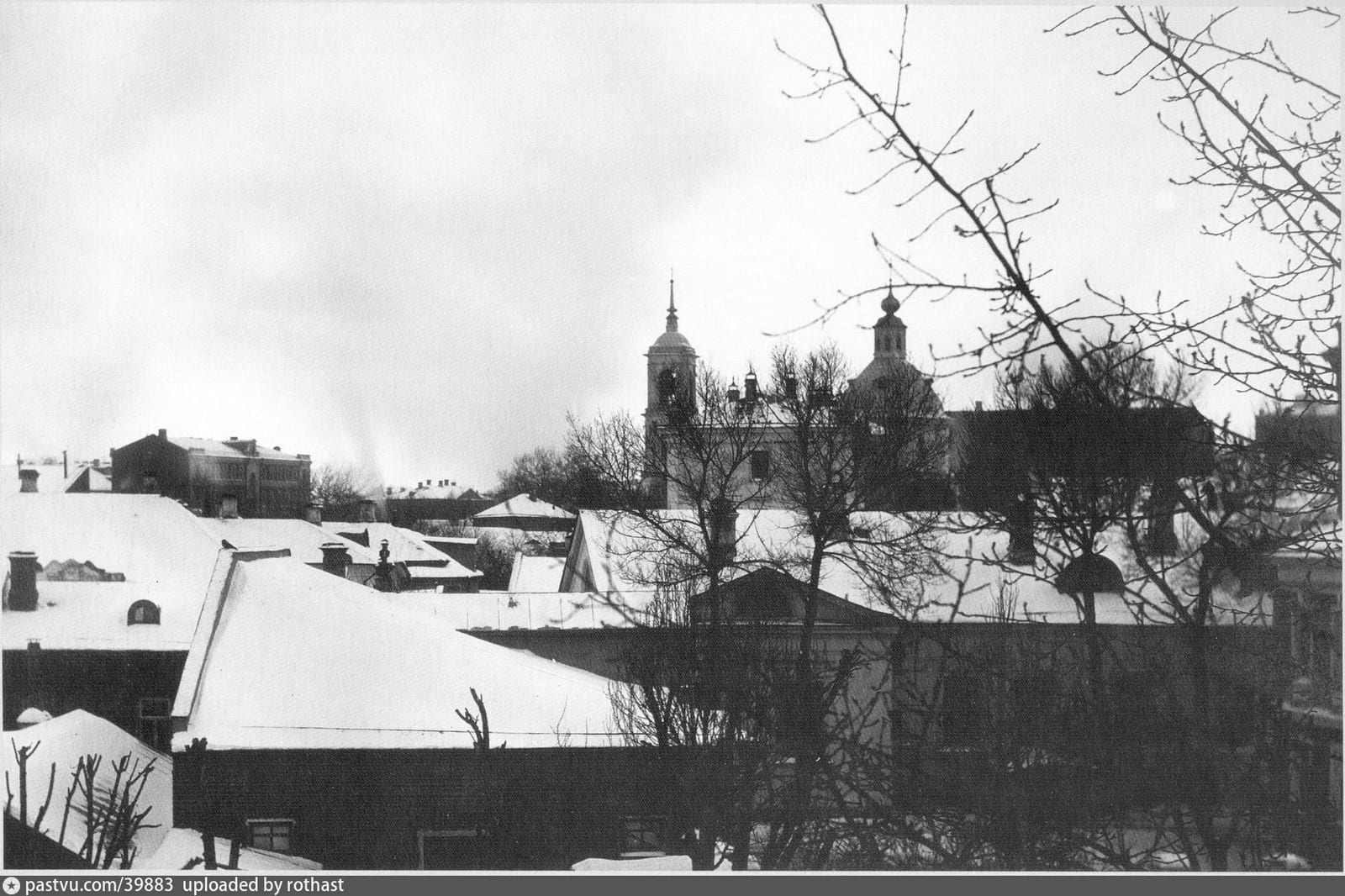 Крыши арбатских переулков. Деревянные и каменные дома, сады и церковь. Публикация в книге «Москва Гиляровского». 1901