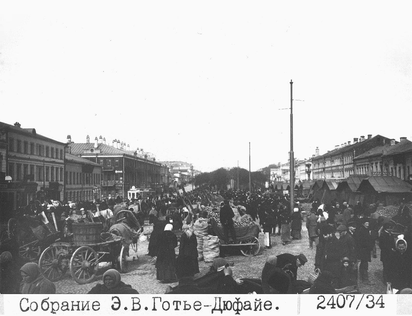 Смоленский рынок у Новинского бульвара. Телеги и лотки занимают всю проезжую часть. 1913
