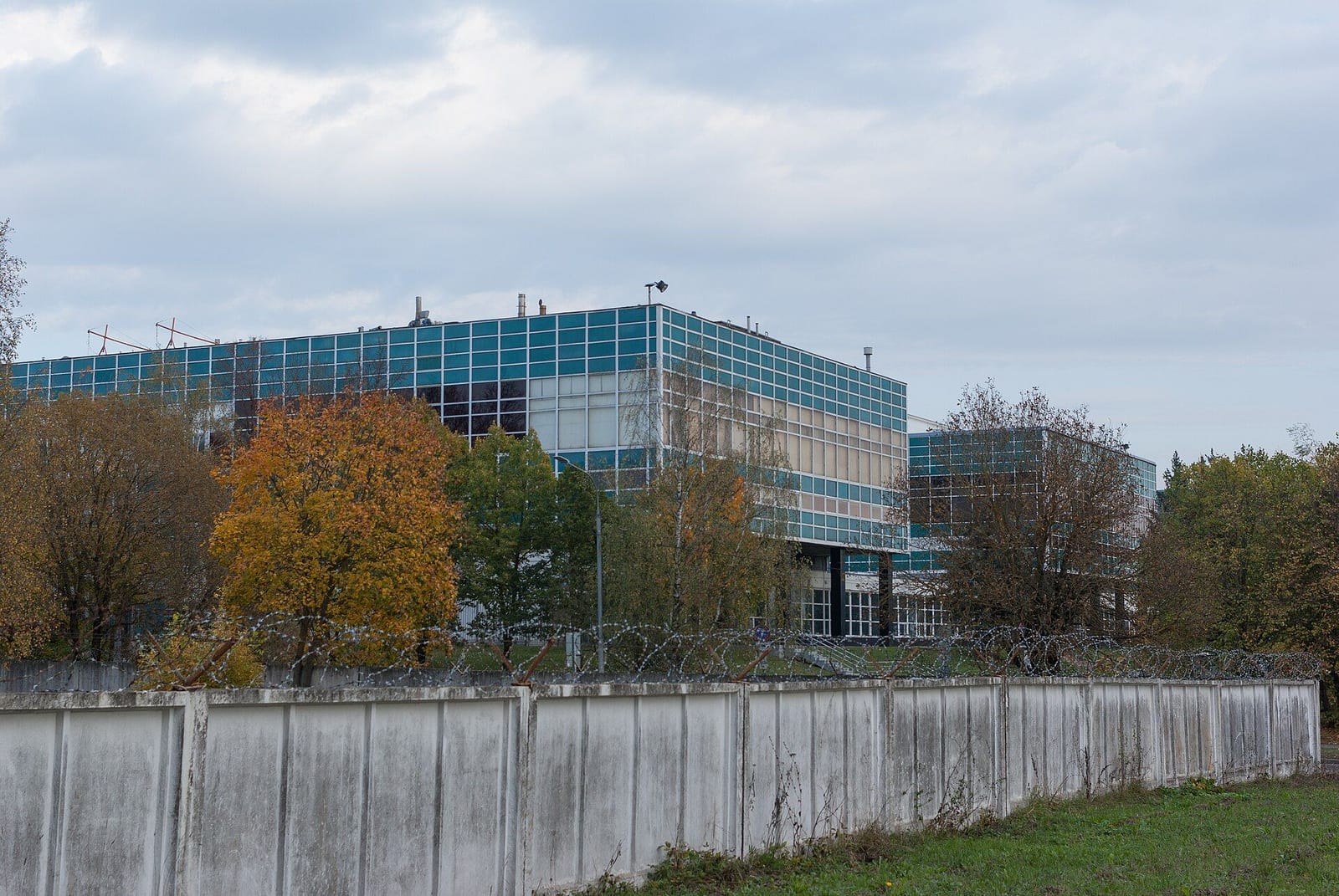Корпуса группы «Микрон» в Северной промышленной зоне, у улицы Академика Валиева. 2024