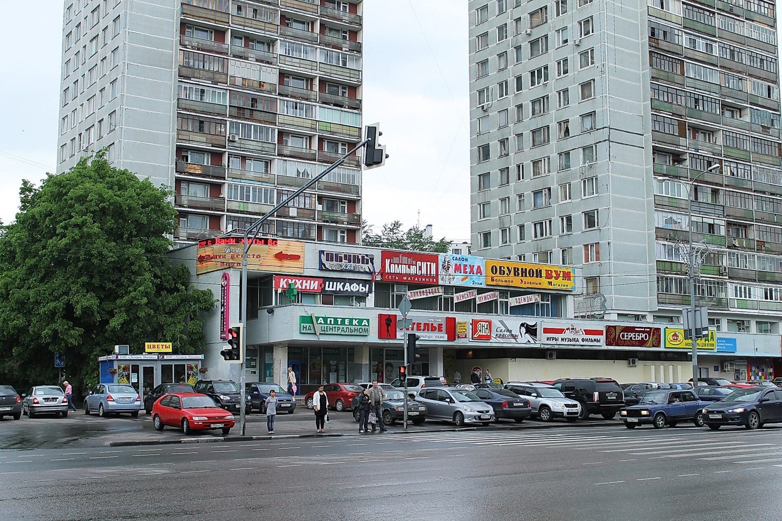 Жилые башни и торговый центр 4-го микрорайона. 2011