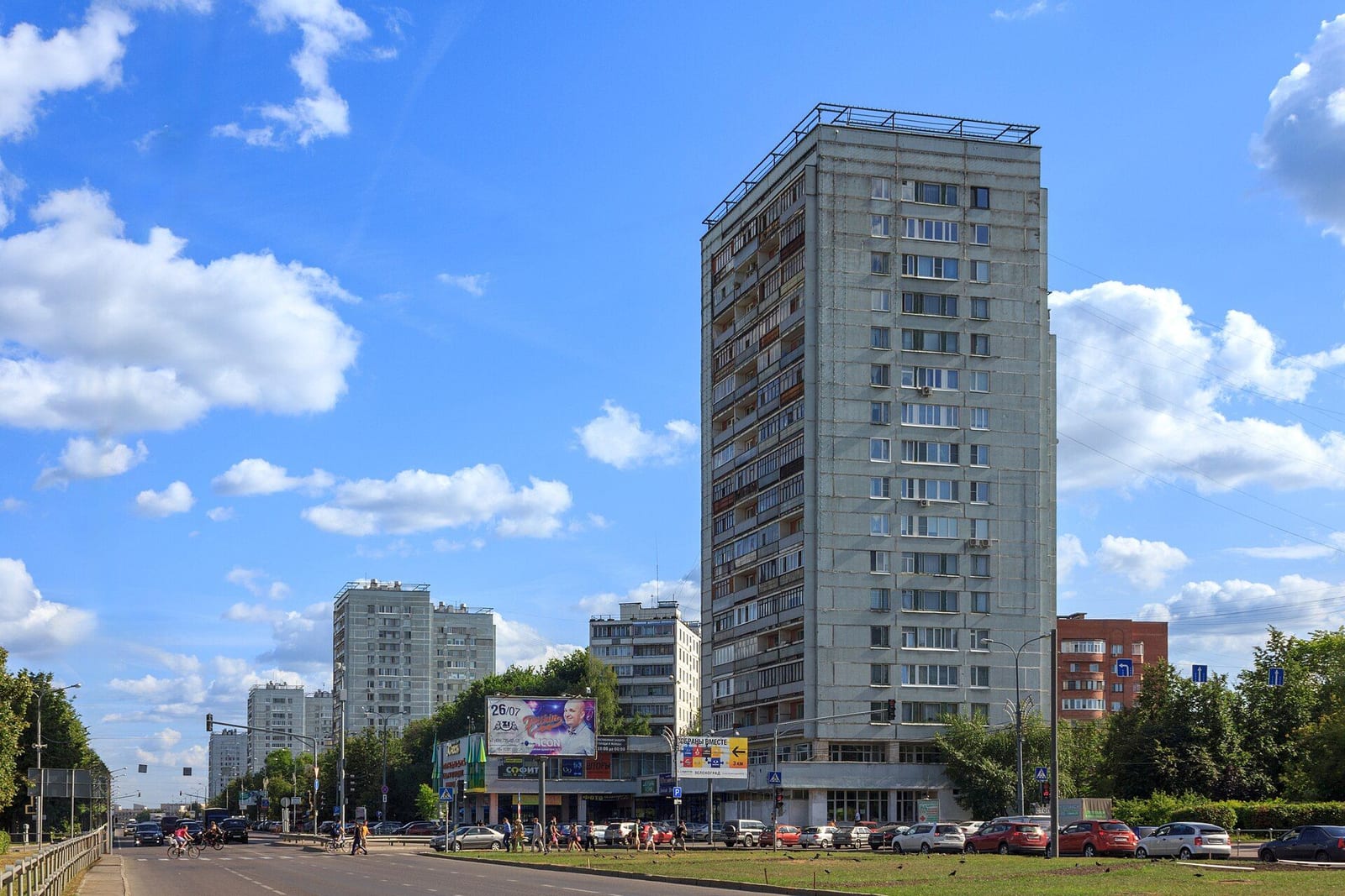 Центральный проспект, главная улица старого Зеленограда. По его оси проходит граница Матушкино и Савёлок. 2014