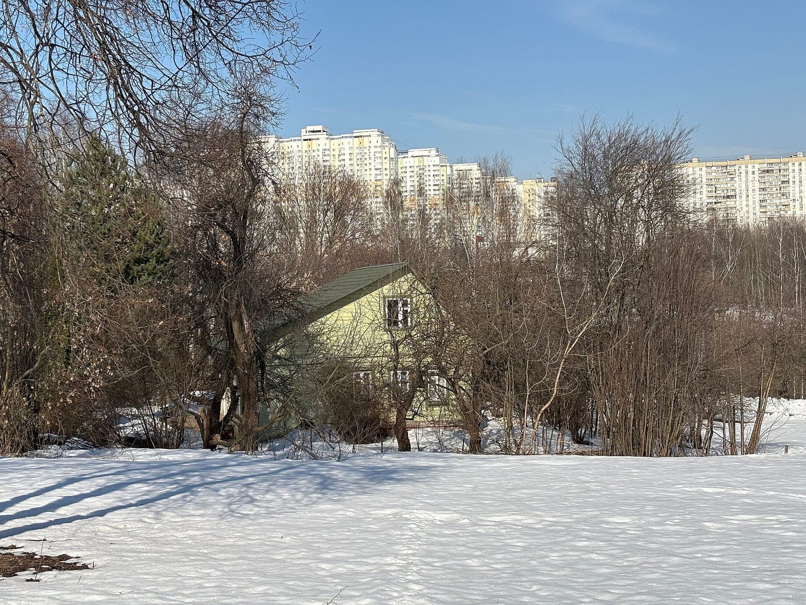 Старый дачный дом на Рословке, на краю ландшафтного парка. За ним дома 1990-х годов. март 2026