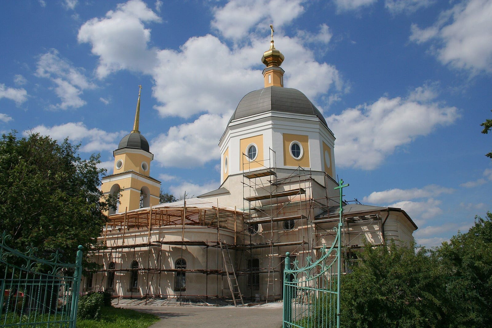 Церковь Рождества Христова в Черкизово на Ленинградском шоссе, 354/1, во время реставрации. Каменный храм освятили в 1789 году, приделы пристроили в 1856–1860 годах. Памятник регионального значения. июнь 2010