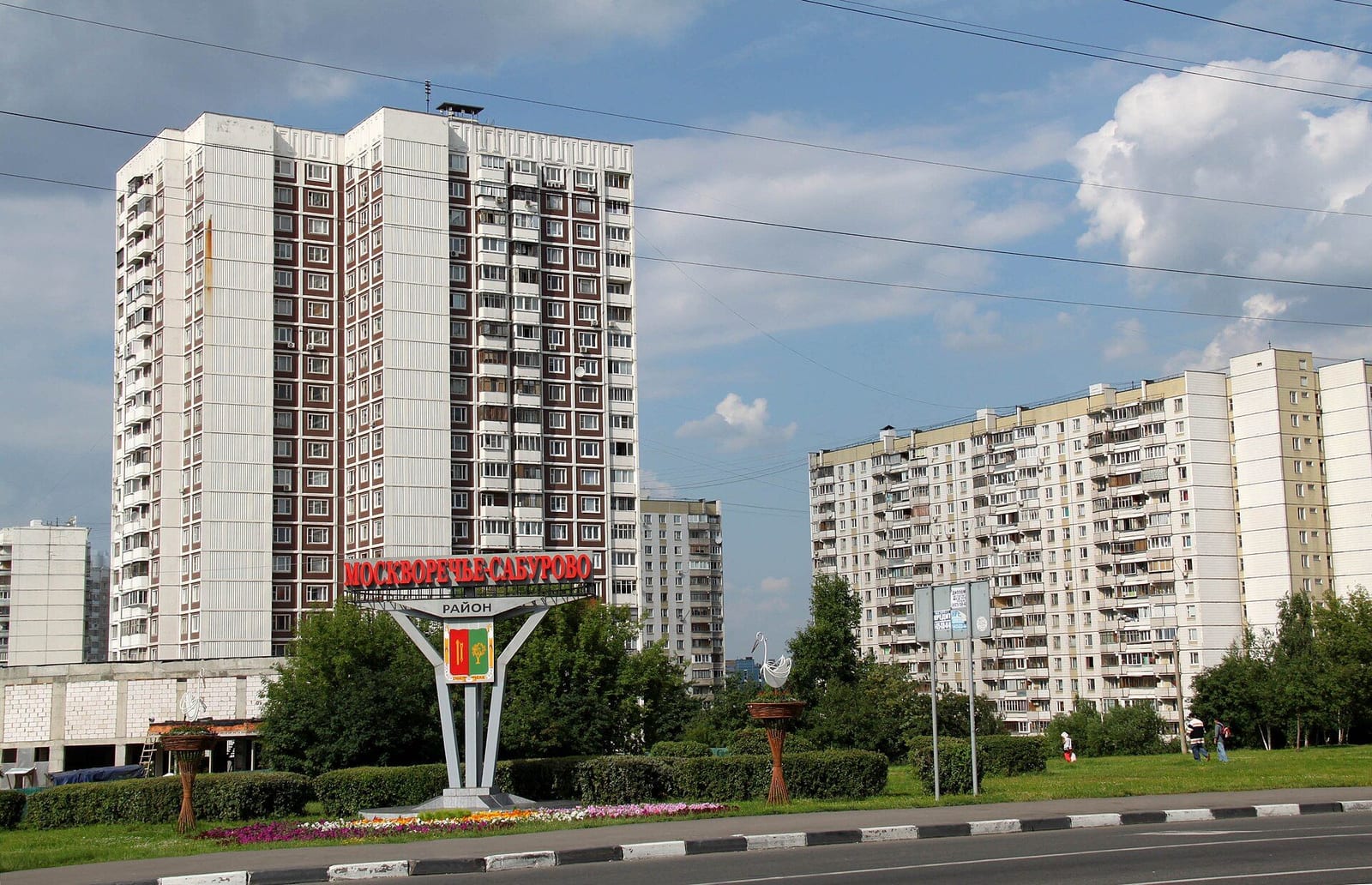 Перекрёсток Пролетарского проспекта и Кантемировской улицы, на углу стела с гербом района. июль 2013