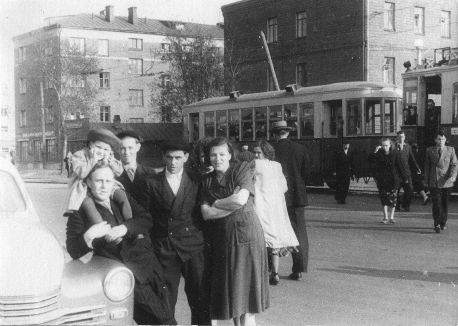 Начало Нагатинского шоссе, по нему уже ходит трамвай. Домашний фотоархив. 1947–1949