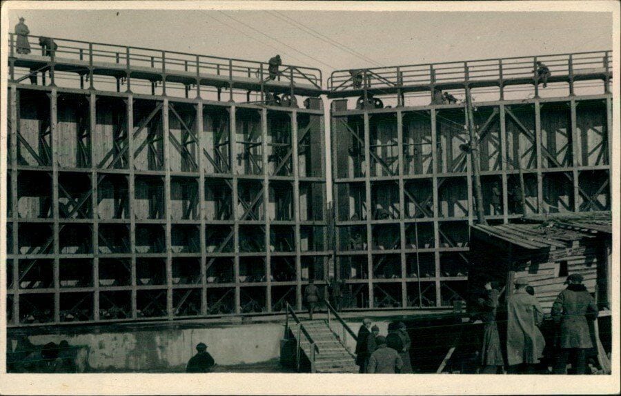 Стройка шлюза № 10 Перервинского гидроузла, нижние ворота в лесах. 1932–1933