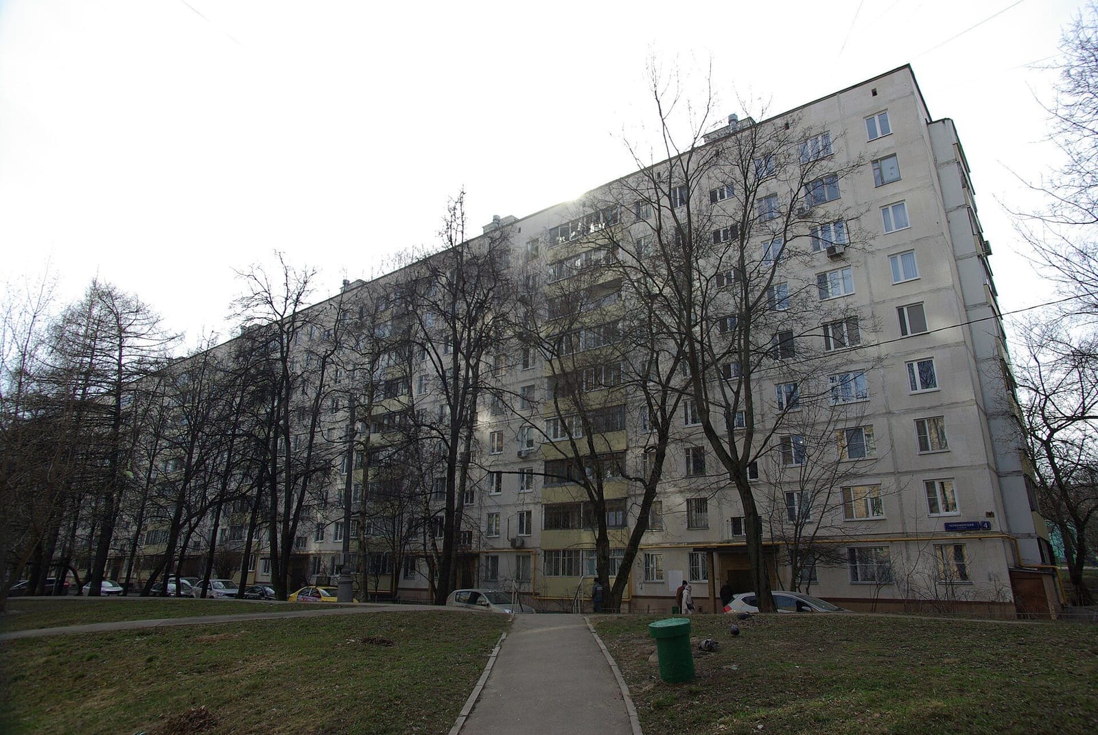 Панельный дом на Черноморском бульваре, 4, в южной части района. апрель 2023