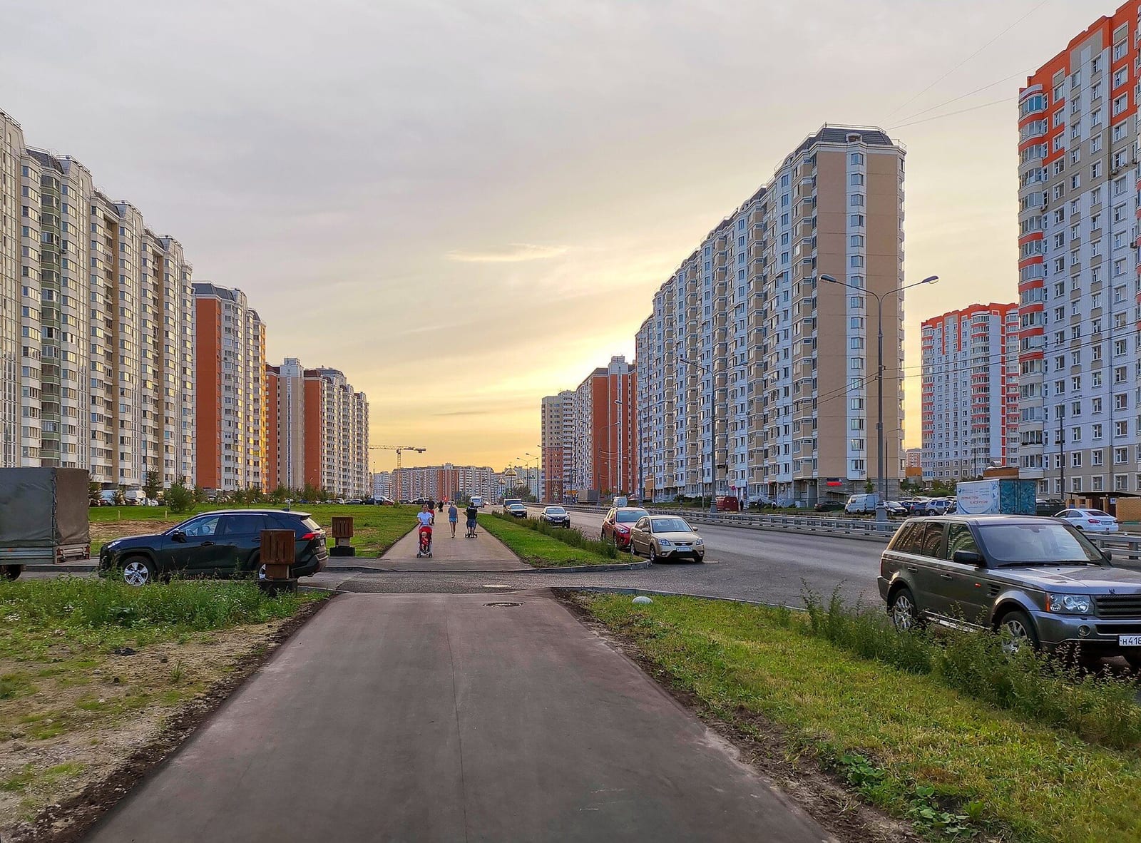 11-й и 12-й кварталы Люберецких Полей. Дома стоят на месте бывших полей аэрации. август 2020