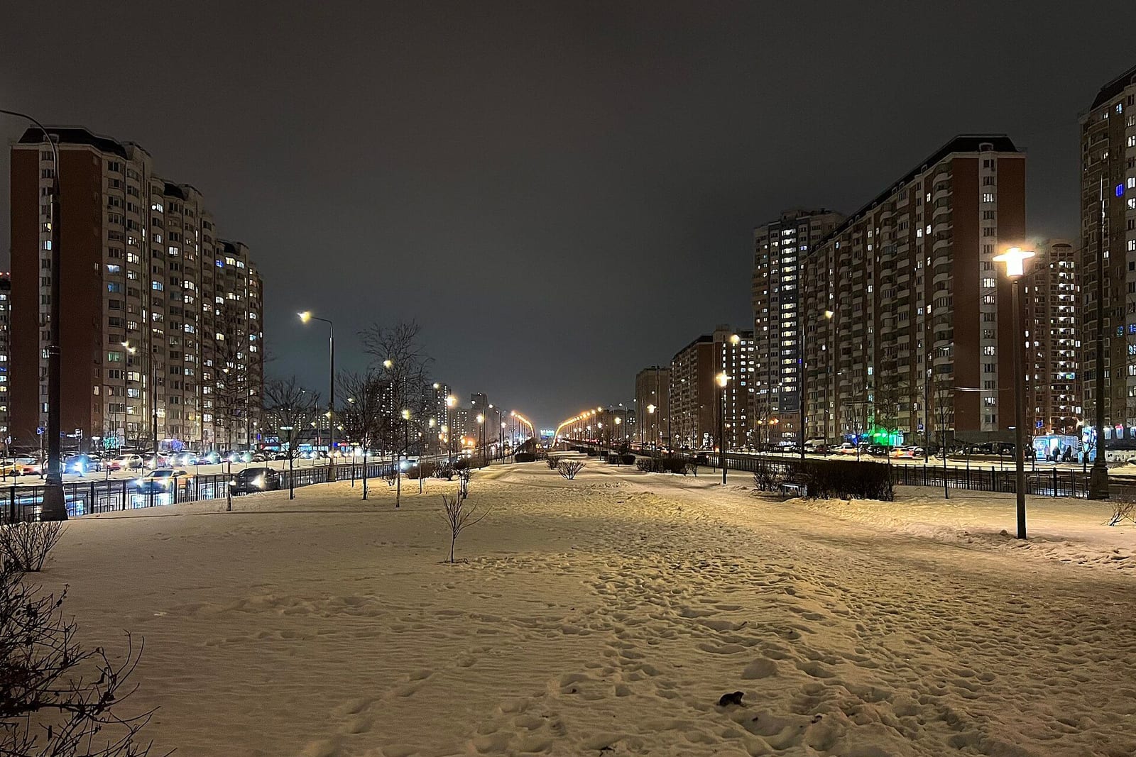 Проспект Защитников Москвы вечером. Имя он получил в 2011 году, к 70-летию битвы за Москву. декабрь 2024