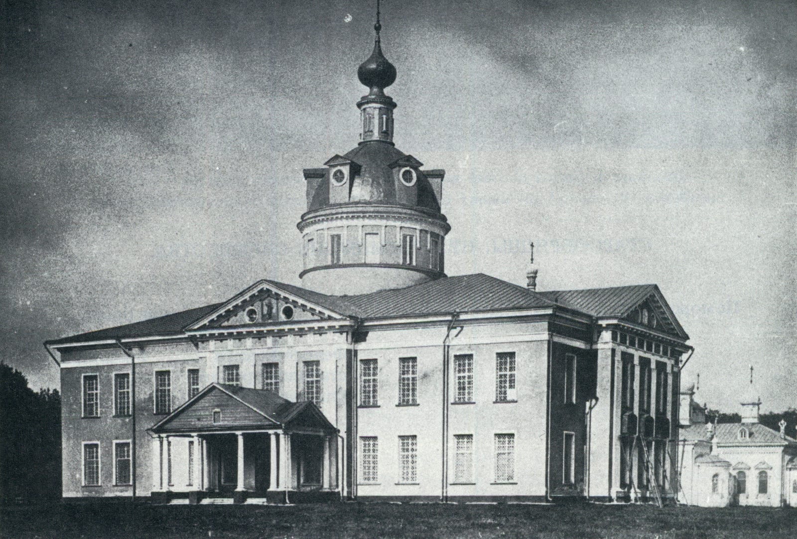 Покровский собор Рогожского кладбища с юго-востока в 1883 году, когда алтари были запечатаны и храм числился часовней. По альбому П. Г. Паламарчука «Сорок сороков», 1883