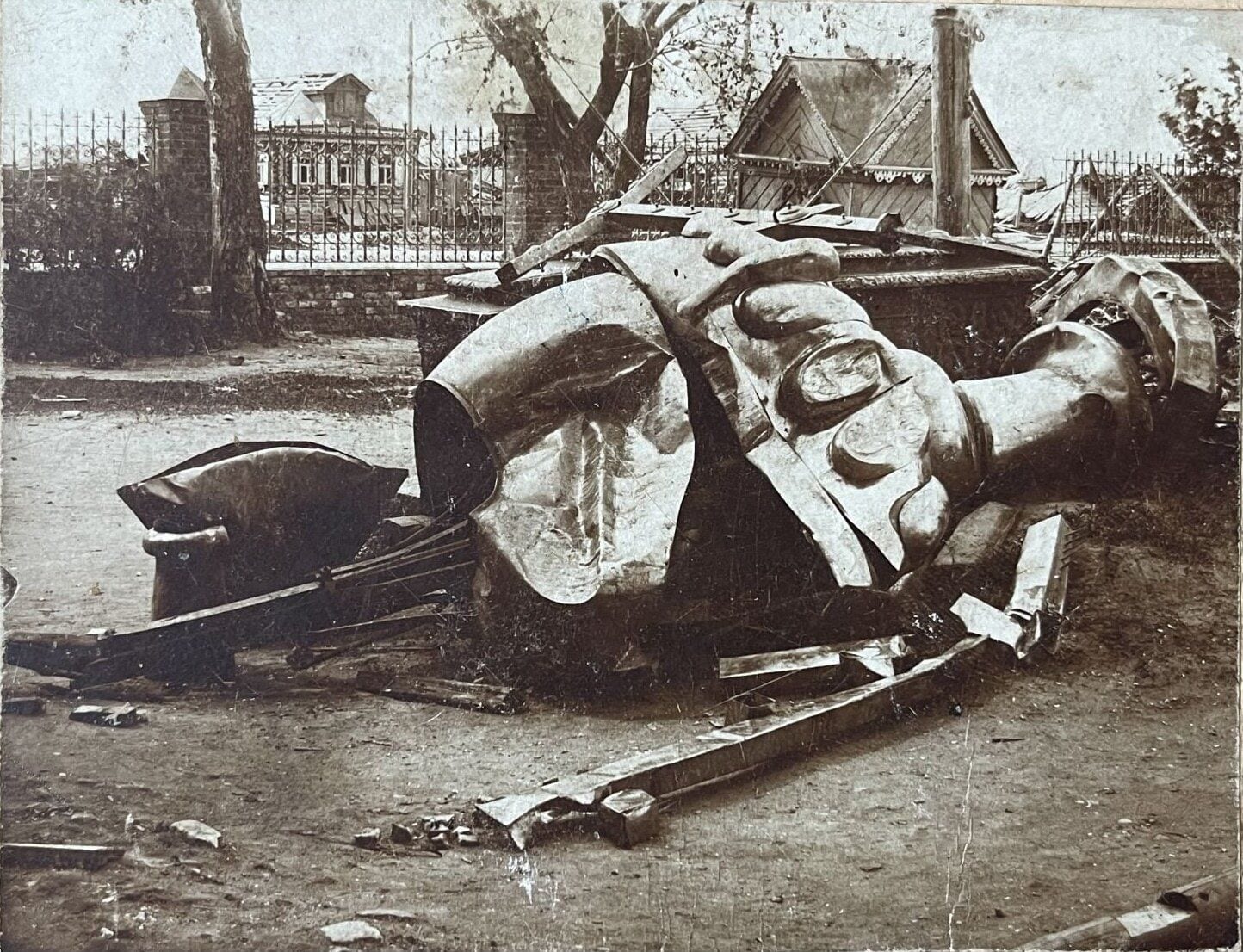 Глава колокольни Троицкой церкви в Карачарово, сорванная ураганом 16 июня 1904 года. 1904