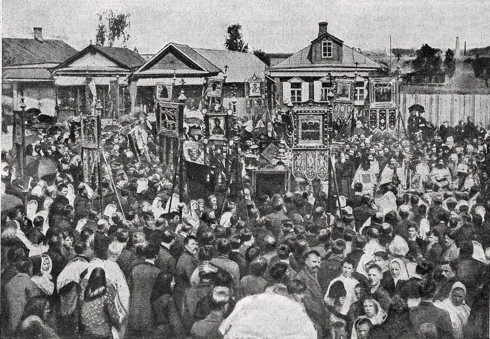 Молебен 17 июня 1907 года в деревне Хохловке, куда пришёл крестный ход с Рогожского кладбища в память о спасении от урагана 1904 года. Журнал «Огонёк», 1907, № 15. 1907