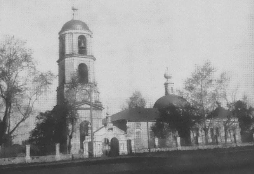 Церковь Троицы в селе Карачарово в начале XX века, ещё до урагана 1904 года. Из книги протоиерея А. Козырева «Летопись Николо-Архангельской церкви». 1901–1904