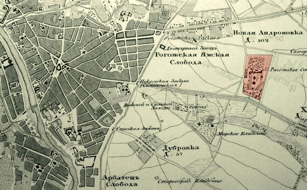 Восточная окраина Москвы на плане 1848 года. Красным выделено Рогожское кладбище, левее Рогожская ямская слобода, Рогожская и Покровская заставы, ниже старые бойни и Мирское кладбище. 1848