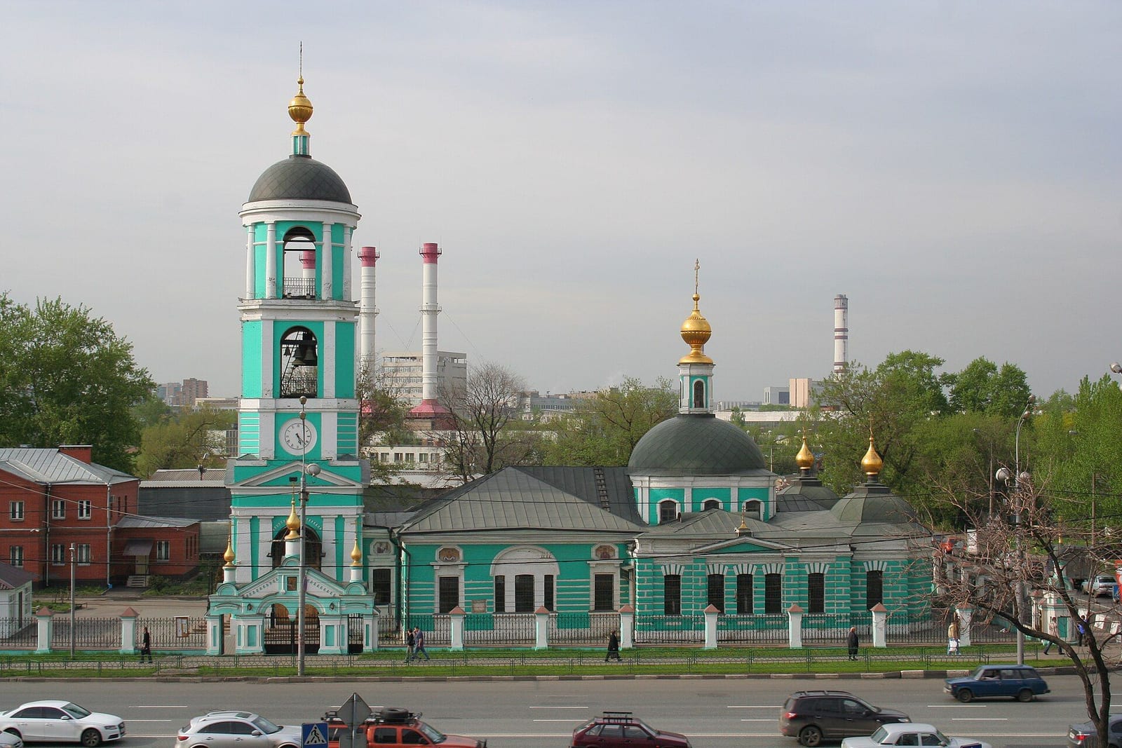 Церковь Троицы на Рязанском проспекте, 3, единственная постройка, оставшаяся от села Карачарово. май 2010