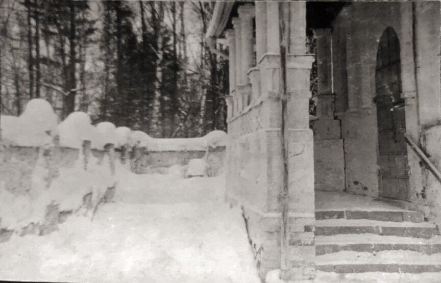 Крыльцо в усадьбе Боде-Колычевых зимой. Почтовая открытка. 1904–1909