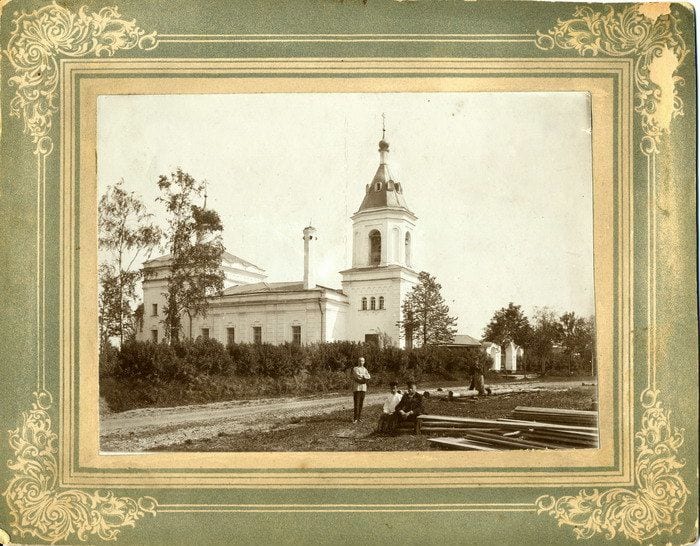 Церковь Благовещения в Федосьино с сельской дороги. Фотография в паспарту, опубликованная на сайте прихода. 1903