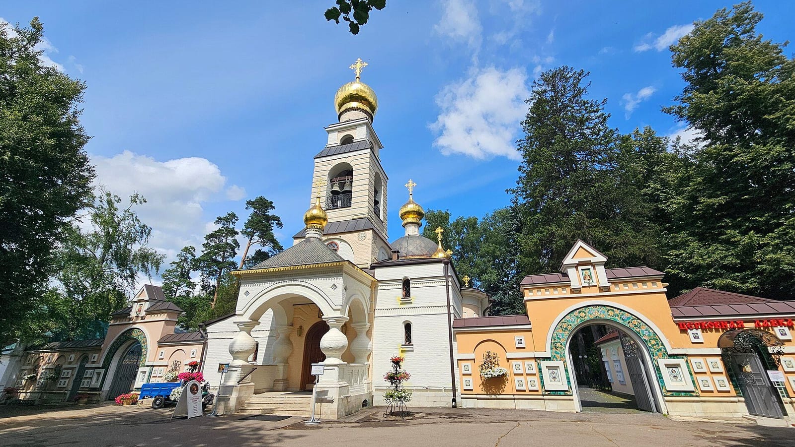 Церковь Преображения в бывшей усадьбе Лукино: каменный храм 1816–1819 годов, перестроенный при Боде. июль 2026