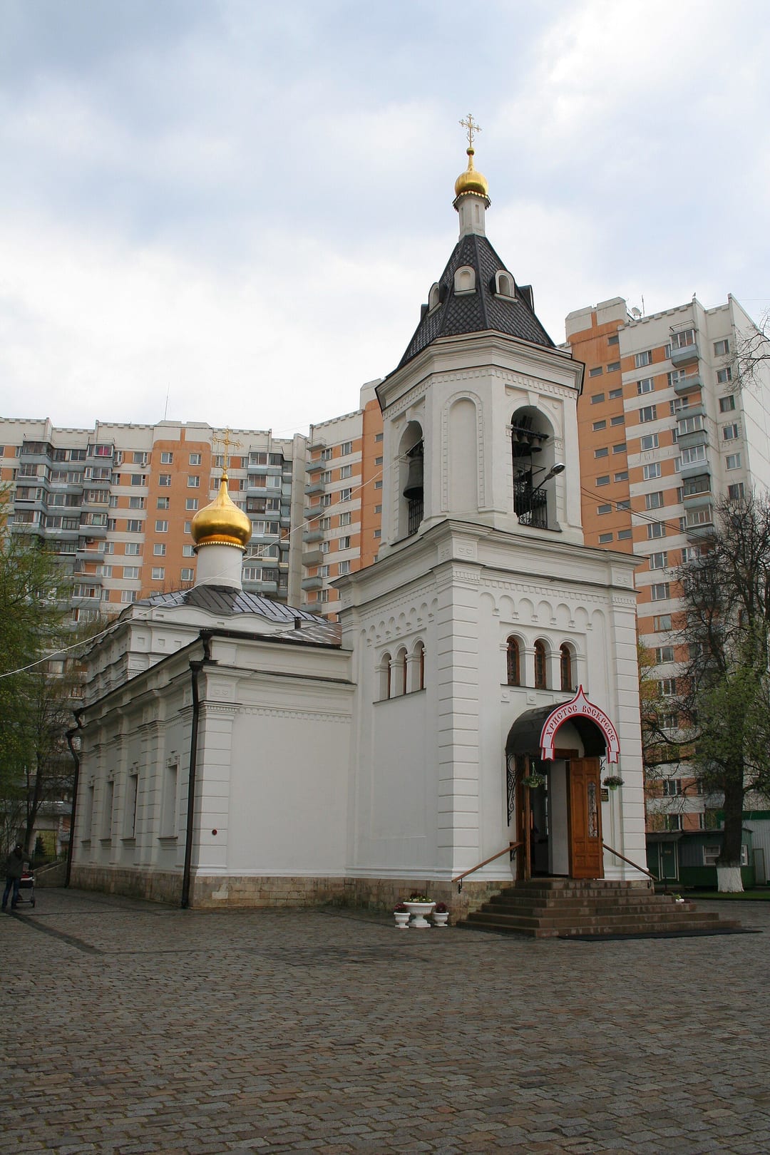 Церковь Благовещения на Лукинской улице, 11, корпус 1, среди домов конца 1980-х. Памятник федерального значения. май 2010