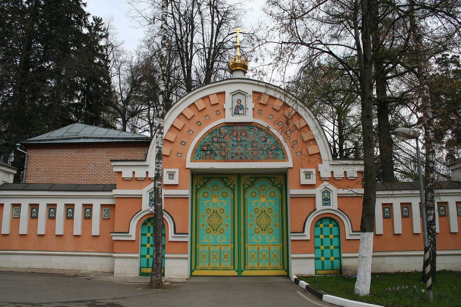 Ворота в ограде Патриаршей резиденции на 7-й улице Лазенки. май 2010