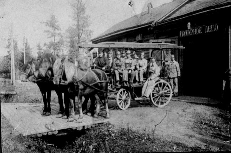 Новогиреевское пожарное депо: пожарный обоз у ворот. Автор неизвестен. 1920-е