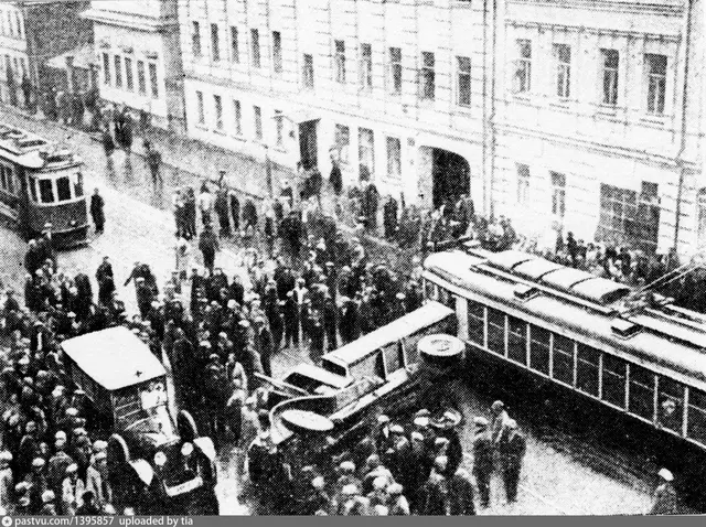Трамвай и перевёрнутый грузовик на Новослободской. Справа дом № 19 с воротами во двор. Снимок из книги А. С. Пучкова о скорой помощи Москвы