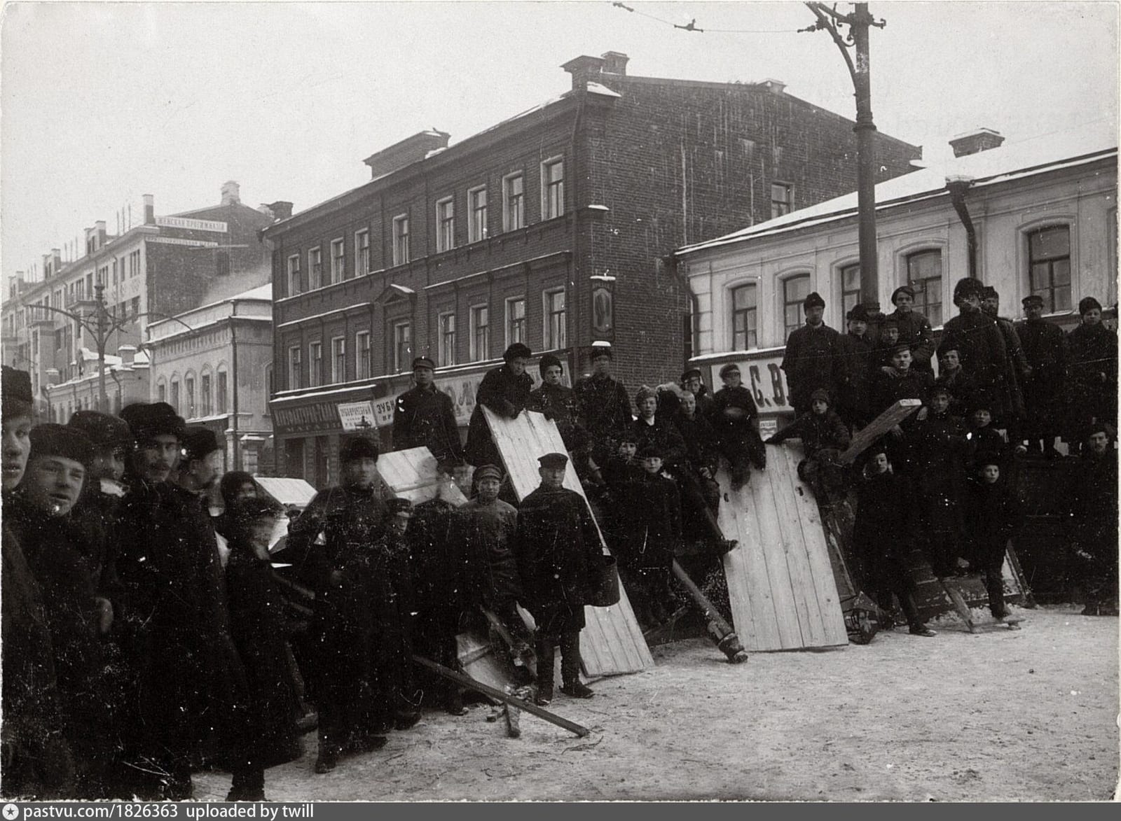 Баррикада на Долгоруковской улице в декабре 1905 года. Фото А. К. Завадского, собрание Государственного исторического музея. 1905