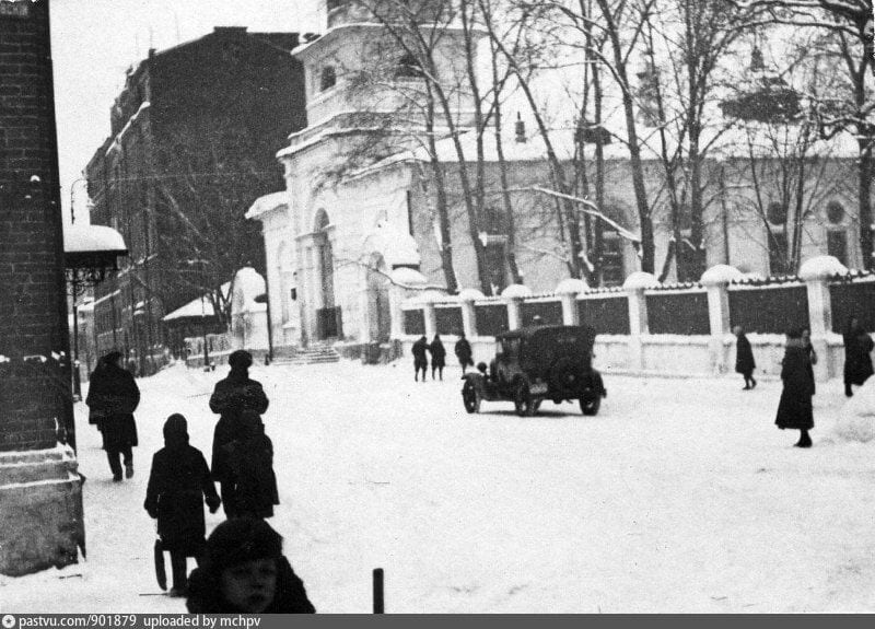 Малый Предтеченский переулок в квартале от дома 3, впереди церковь Иоанна Предтечи на Пресне. Госкаталог музейного фонда. 1934–1937