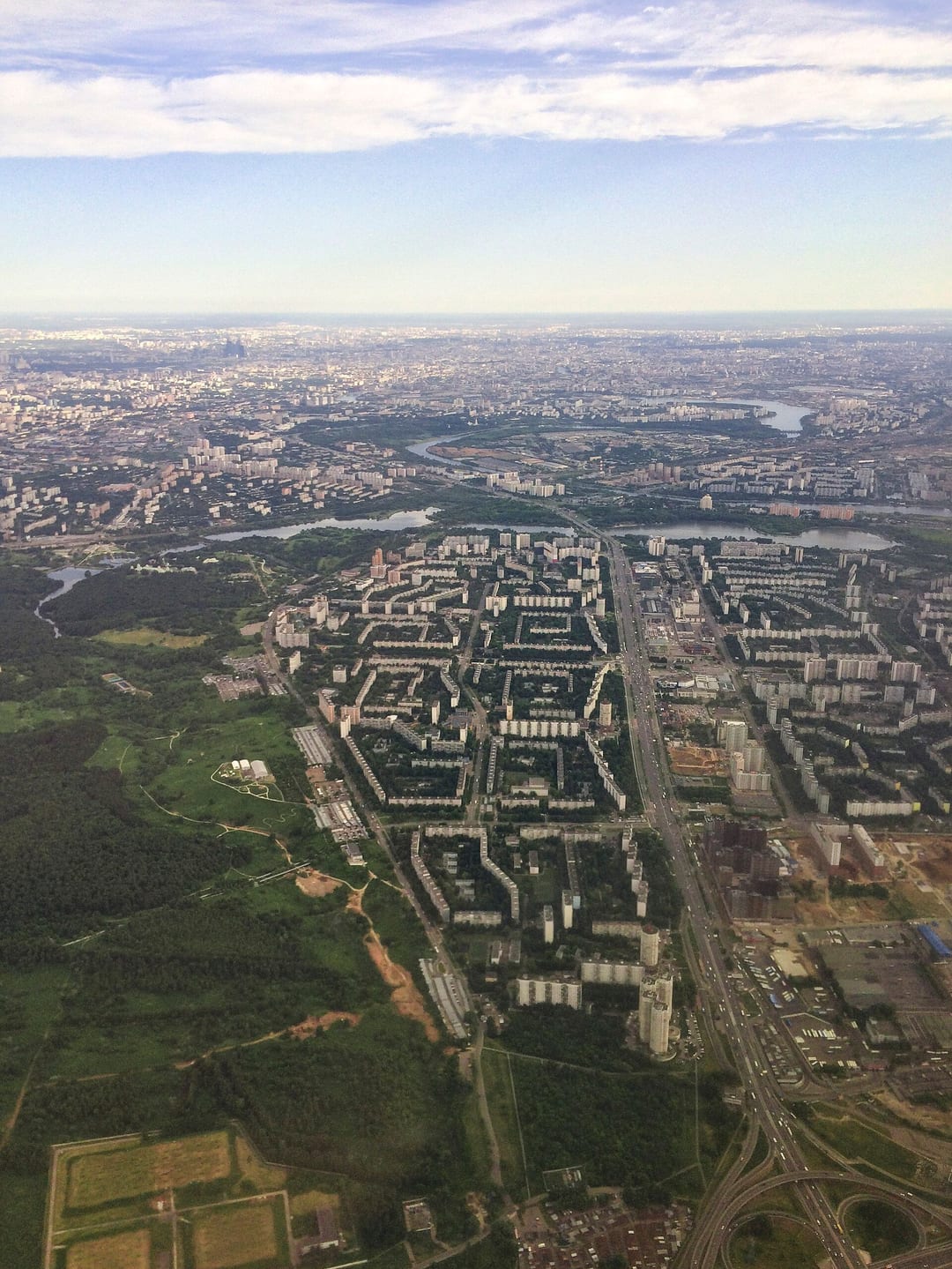 Каширское шоссе с высоты, по сторонам кварталы районов Орехово-Борисово Северное и Южное. июнь 2018