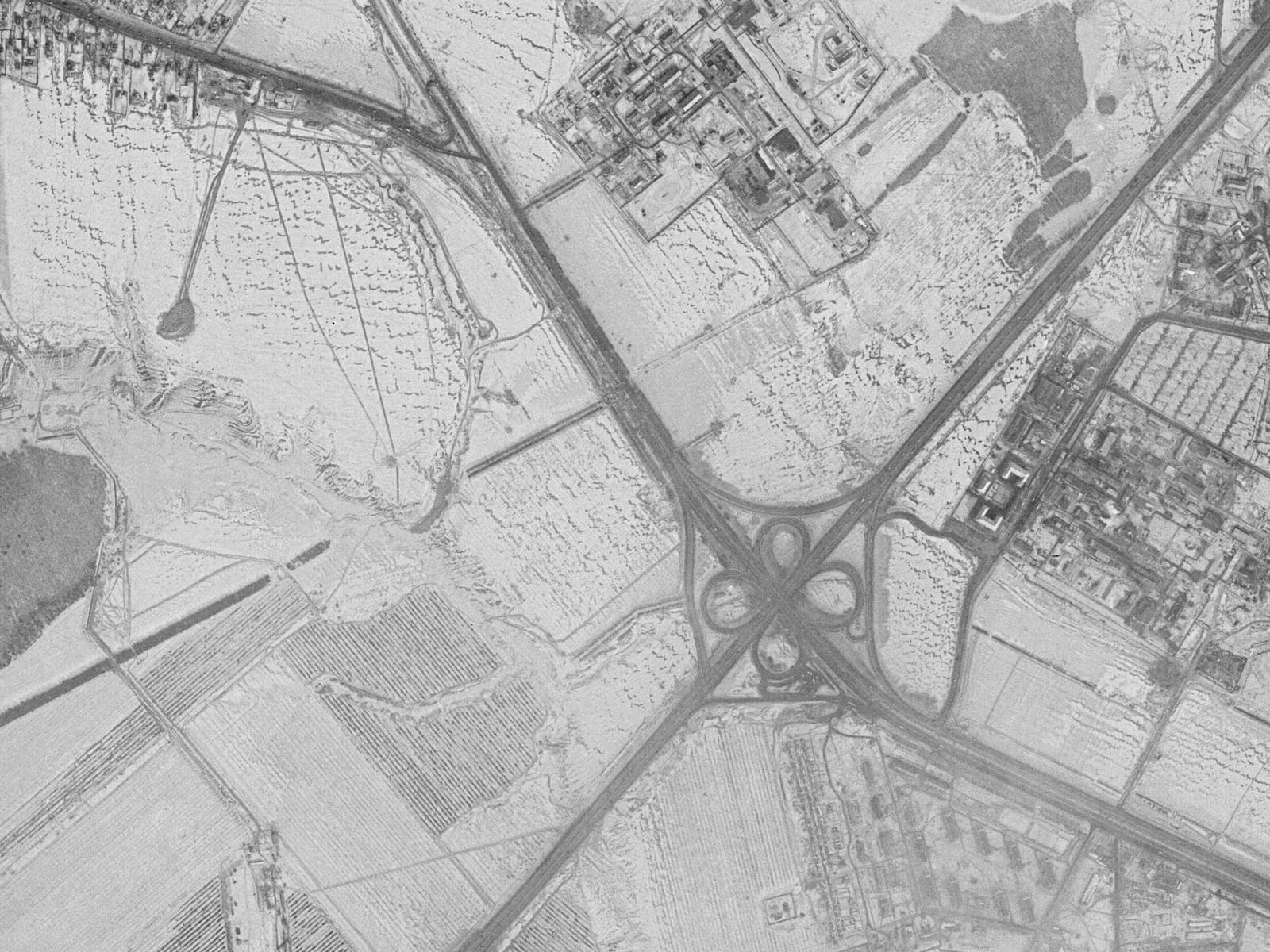 Развязка Каширского шоссе и МКАД на спутниковом снимке из открытой базы USGS. Вокруг заснеженные поля, на которых позже выросли южные кварталы района. 28 февраля 1972