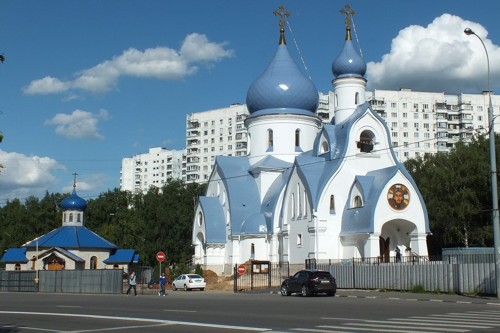 Новый храм Покрова Пресвятой Богородицы на Ясеневой улице, 41. Памятником не является. июнь 2015