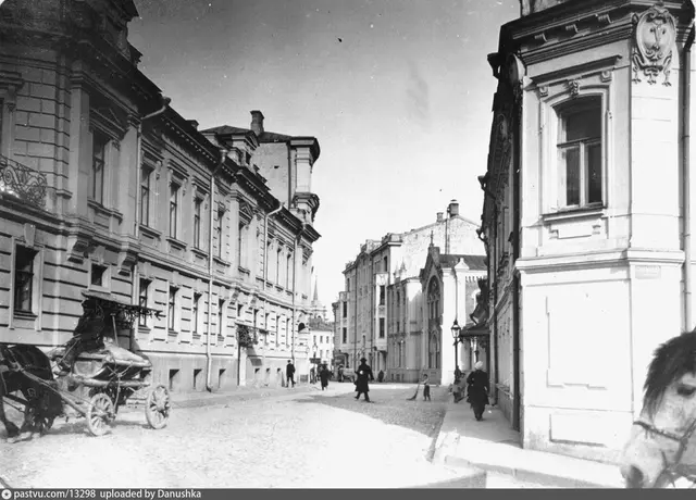Большая Молчановка, вид к Арбатской площади. Справа вдали неоготический щипец особняка Федотовой. Фото Э. В. Готье-Дюфайе