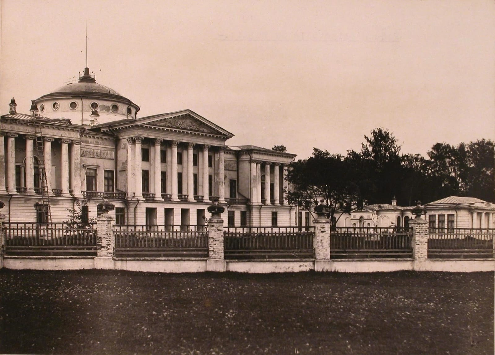 Главный фасад Останкинского дворца со стороны парадного двора. 1905–1915