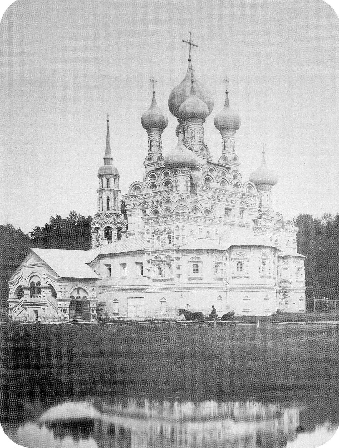 Церковь Троицы до реставрации 1877–1878 годов, над колокольней ещё шпиль. Архив ЦИГИ. 1869