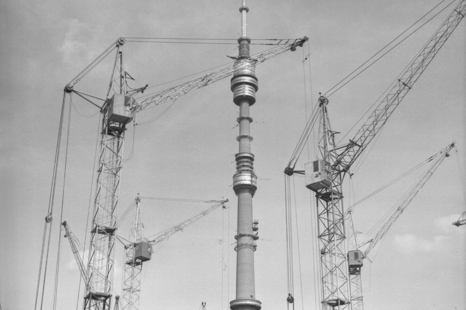Останкинская башня на завершающем этапе строительства. Автор снимка неизвестен. 1967