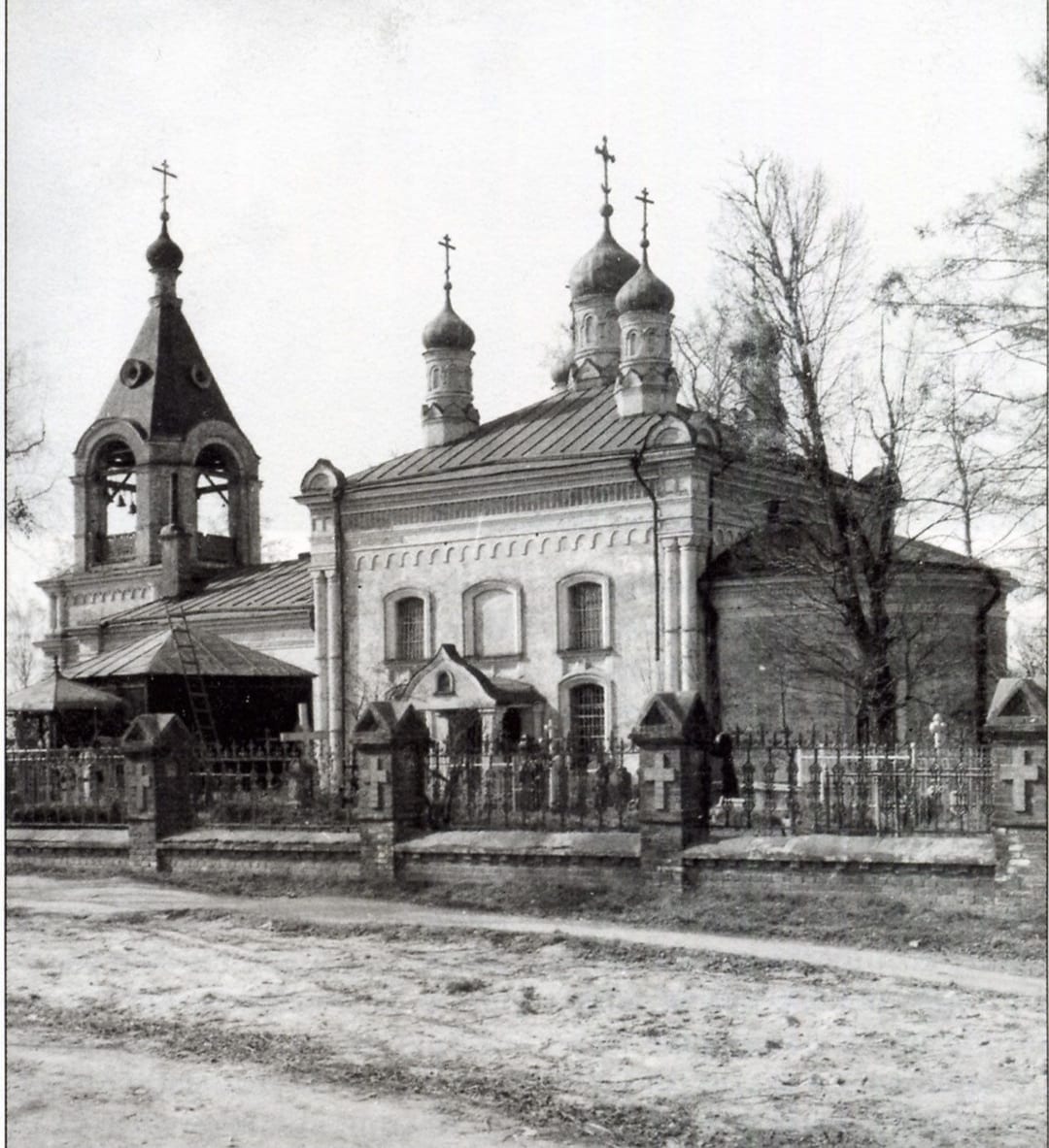 Церковь Рождества Богородицы во Владыкине с колокольней и оградой. Снимок из собрания музея архитектуры имени Щусева. 1915–1920
