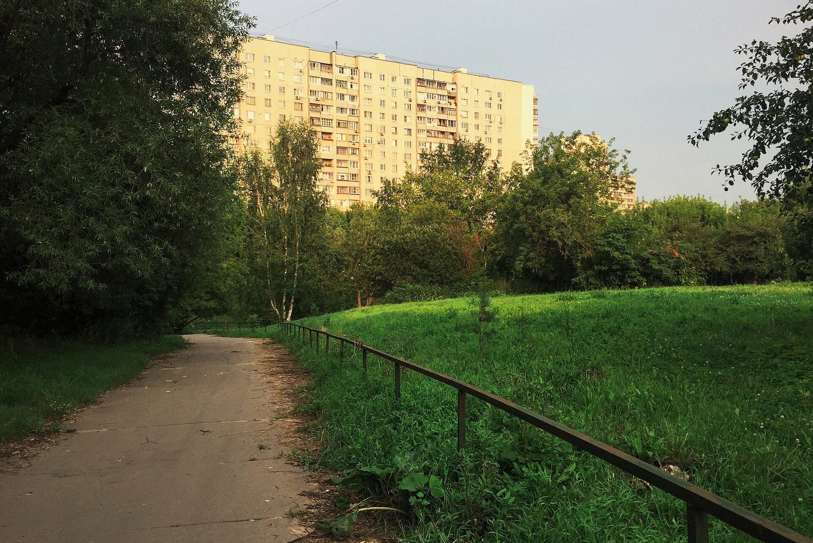 Долина Чермянки и дом 25 на Юрловском проезде. По подписи автора снимка, панельный дом серии I-515-5М построен в 1974 году. июль 2016