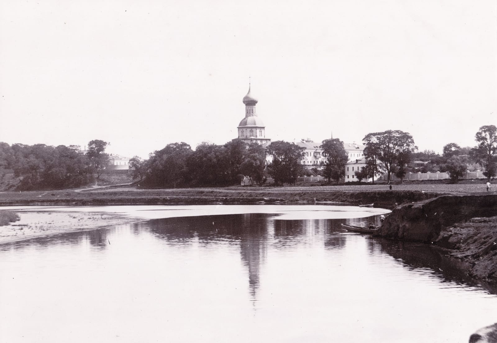 Перервинский монастырь с реки. Снимок из комплекта фотографий Константиновского межевого института и его Перервинского студенческого лагеря. 1891