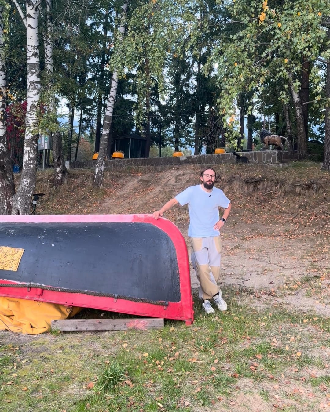Перевёрнутая лодка на берегу после закрытия сезона