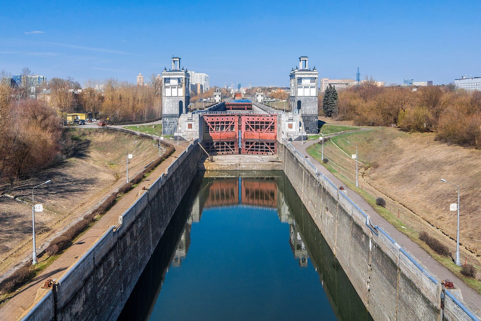 Шлюзы № 8 и № 7 канала имени Москвы с башнями архитектора В. Ф. Кринского. апрель 2019