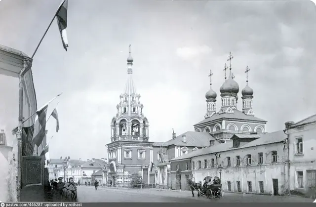 Большая Полянка у церкви Григория Неокесарийского, вид к центру. Флаги на домах, видимо, вывешены к коронации Николая II