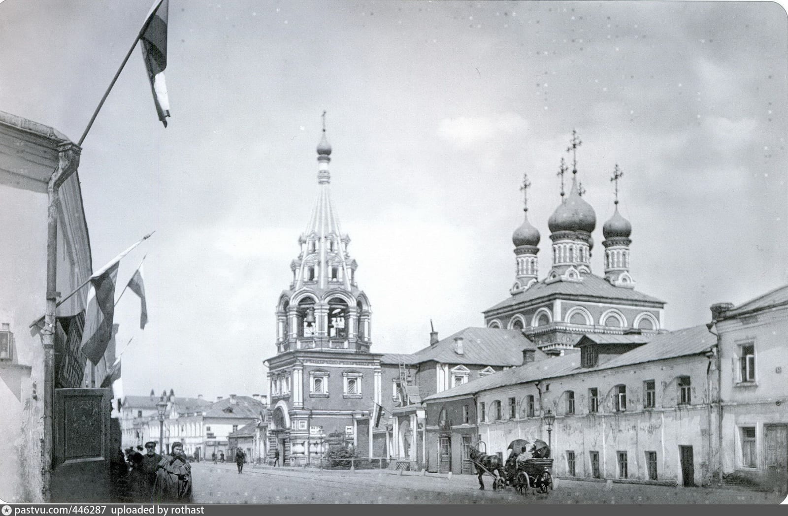 Большая Полянка у церкви Григория Неокесарийского, вид к центру. Флаги на домах, видимо, вывешены к коронации Николая II, 1896