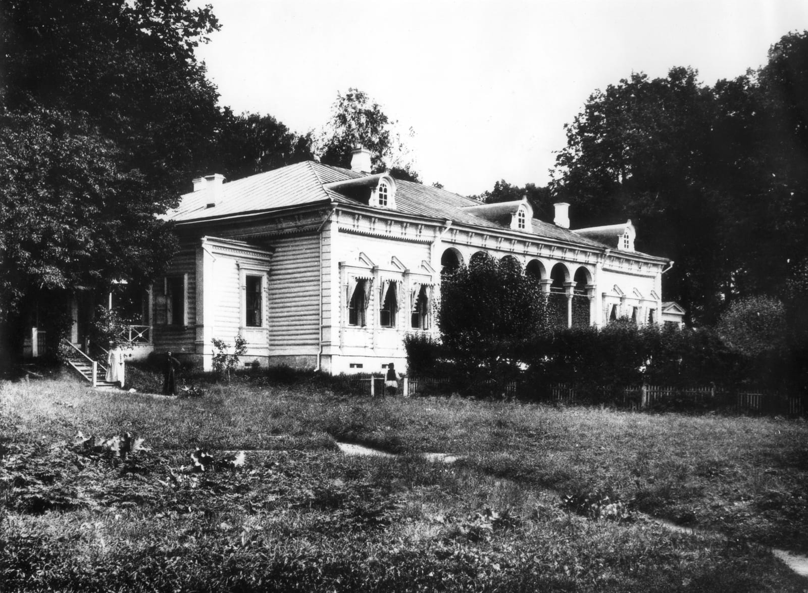Дом московского митрополита в селе Черкизове, построенный в 1868–1870 годах. Альбом «Виды некоторых городских местностей», фото товарищества «Шерер, Набгольц и Ко». 1888