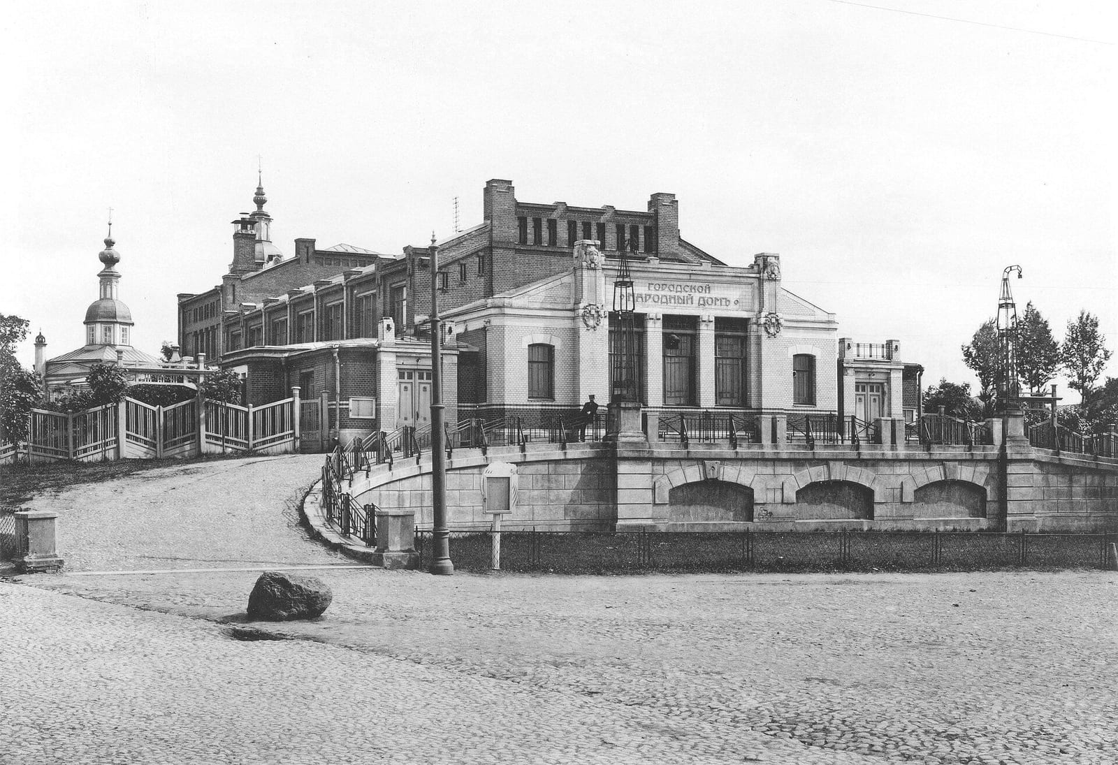 Городской народный дом на Введенской площади, архитектор И. А. Иванов-Шиц. Фототипия П. П. Павлова. 1910–1915