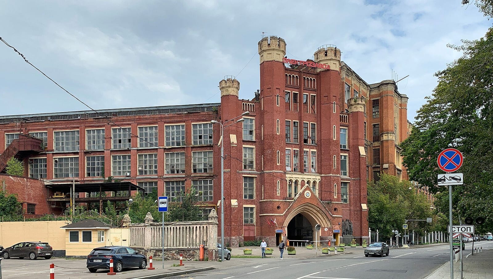 Башни главного входа Электрозавода на Электрозаводской улице, 21. Корпуса начали строить в 1915 году для товарищества «Проводник». август 2024