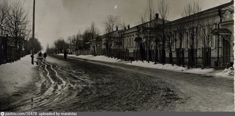 Раздельная улица в Бутырках от Богородицкой улицы. Она отделяла фабрики Вятской улицы от жилых кварталов. Фото К. Величко. 1900–1905