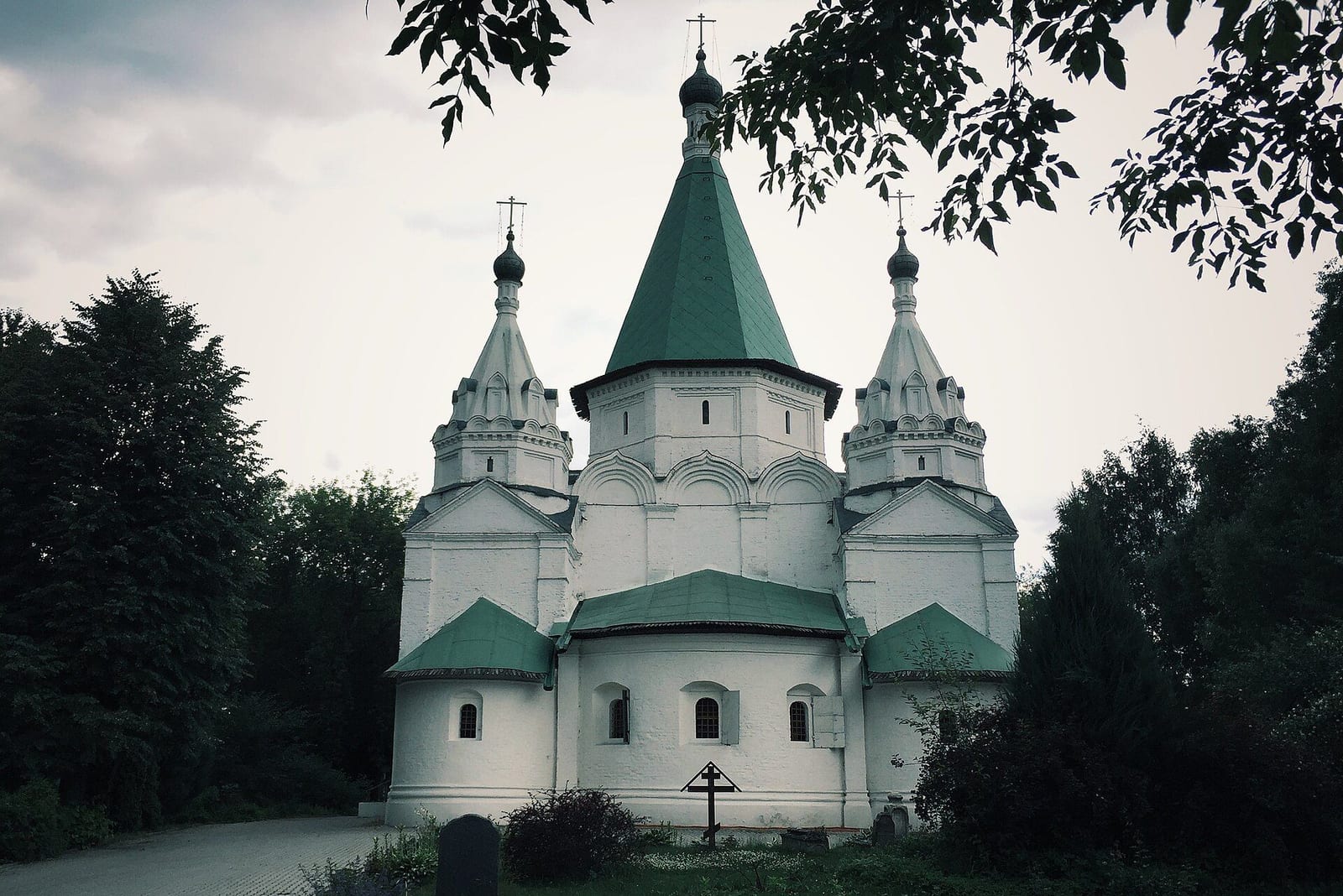 Троицкая церковь 1644–1645 годов на Мосфильмовской улице, памятник федерального значения. июнь 2015